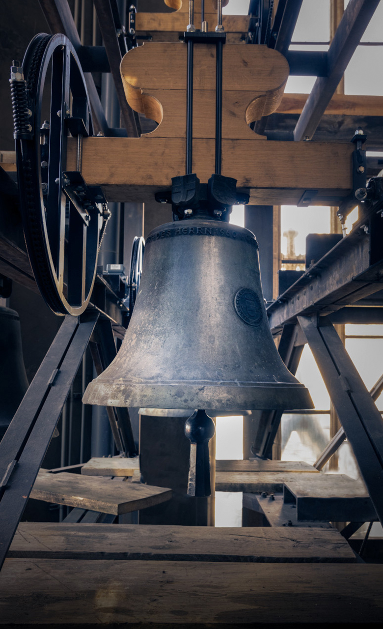 Eine Fotografie der Glocke Heiliger Klemens Maria Hofbauer.