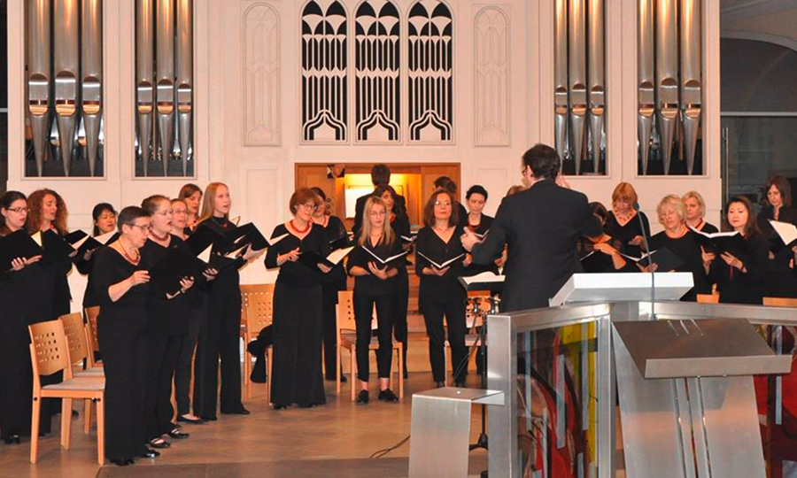 Eine Fotografie der Capella beim Singen.