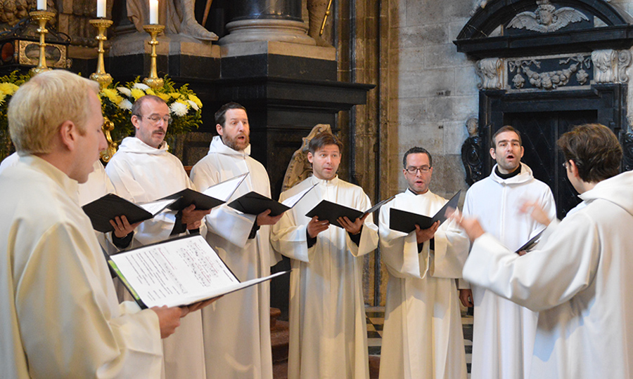 Eine Fotografie der Choralschola beim Singen.