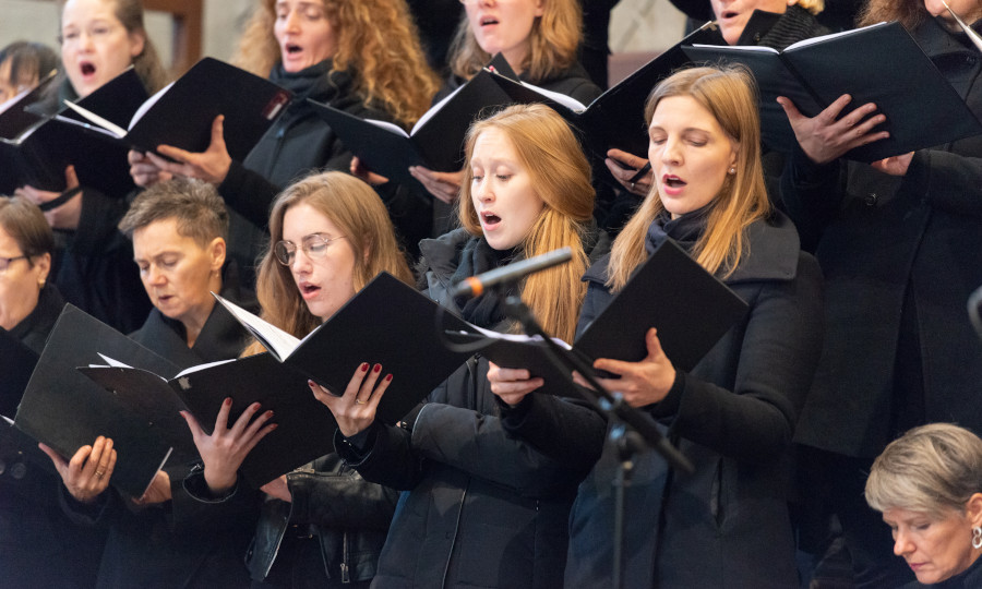 Eine Fotografie des Domchors beim Singen.