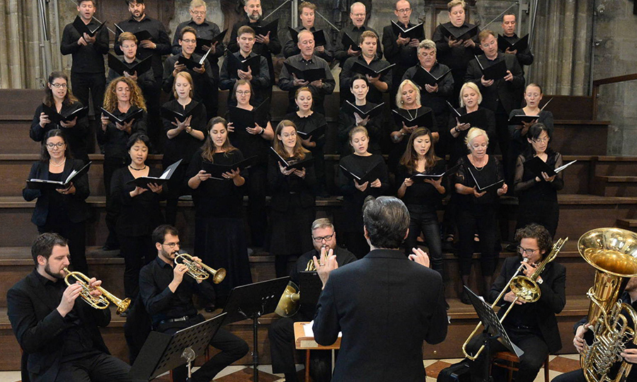 Eine Fotografie des Vokalensembles beim Singen.