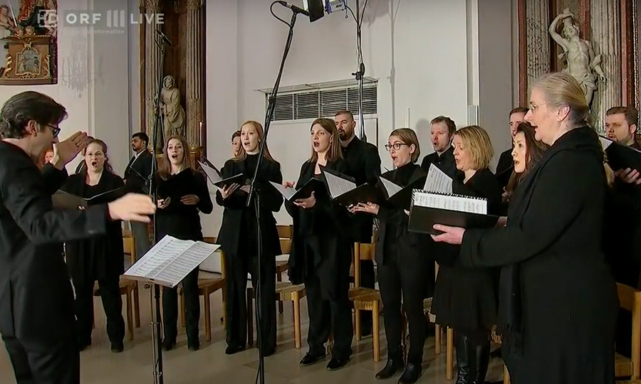 Eine Fotografie des Vokalensembles beim Singen.