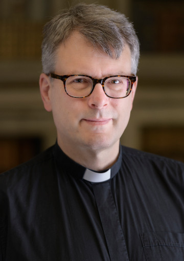 Ein Portraitfoto von Domorganist Konstantin Reymaier.