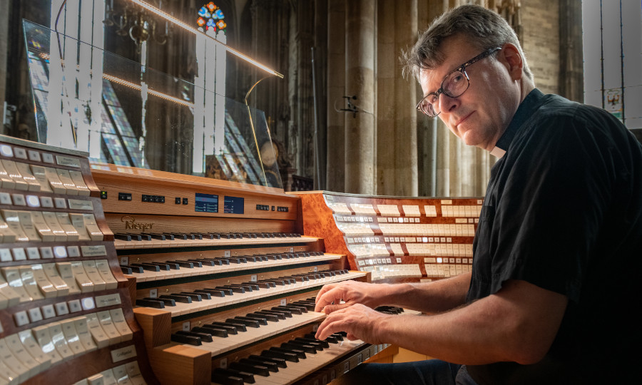 A photograph of Konstantin Reymaier playing the organ.